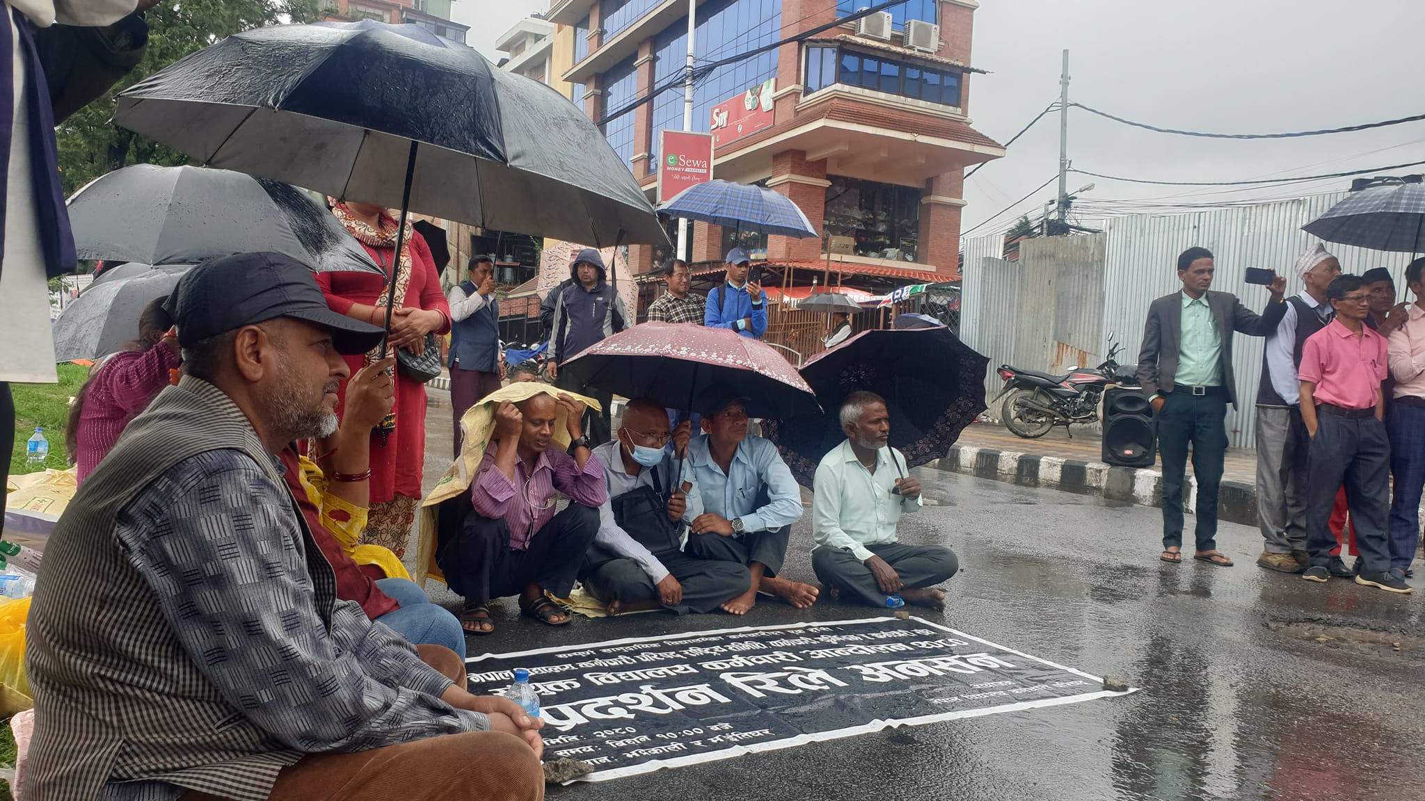 घामपानी सहेर विद्यालय कर्मचारी अनशनमा [तस्बिरहरू]